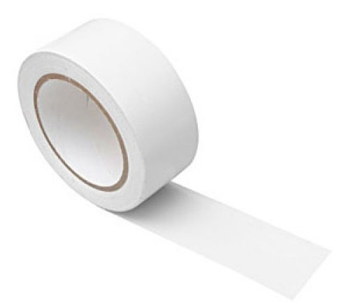 Rolo de fita adesiva branca com um pedaço estendido