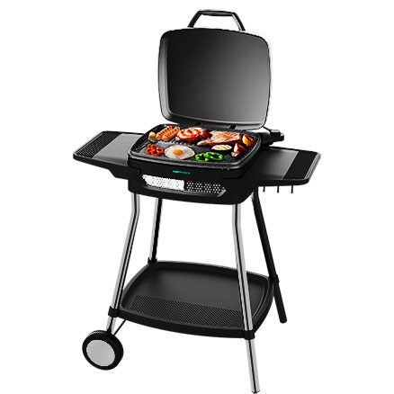Churrasqueira eléctrica preta com grelha ocupada e estrutura metálica com rodas