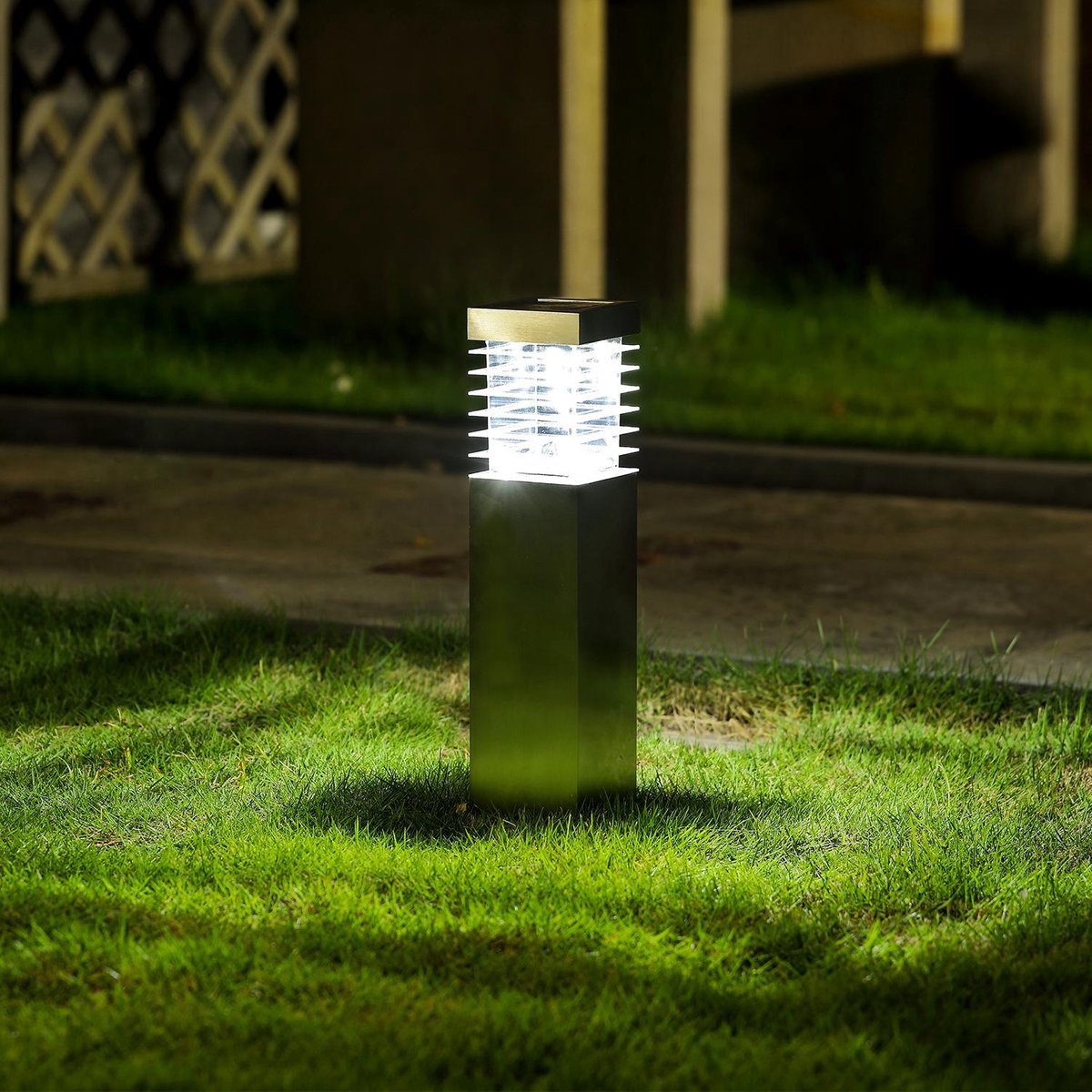 Luminária de jardim LED em relva, foto noturna