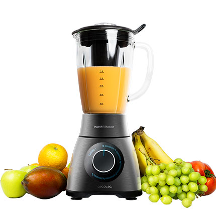 Liquidificador com sumo laranja e frutas variadas