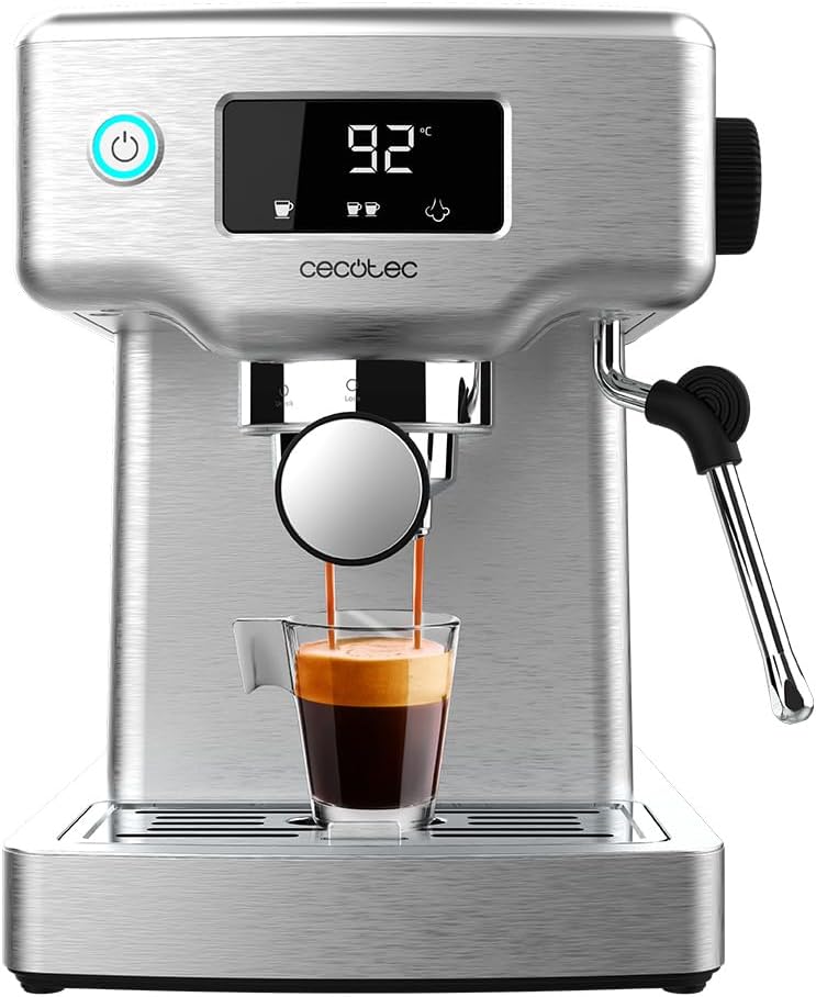 Máquina de café expresso em aço inoxidável com visor digital e chávena de vidro com café a sair