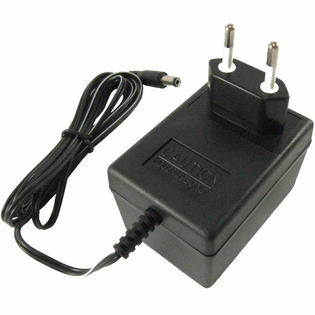 Transformador elétrico preto com ficha europeia de dois pinos e cabo negro