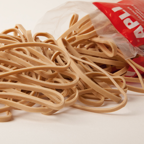 Elásticos de borracha bege espalhados com saco plástico translúcido com texto vermelho e branco