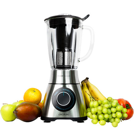 Liquidificador metálico prateado com jarra de vidro e frutas variadas ao redor.