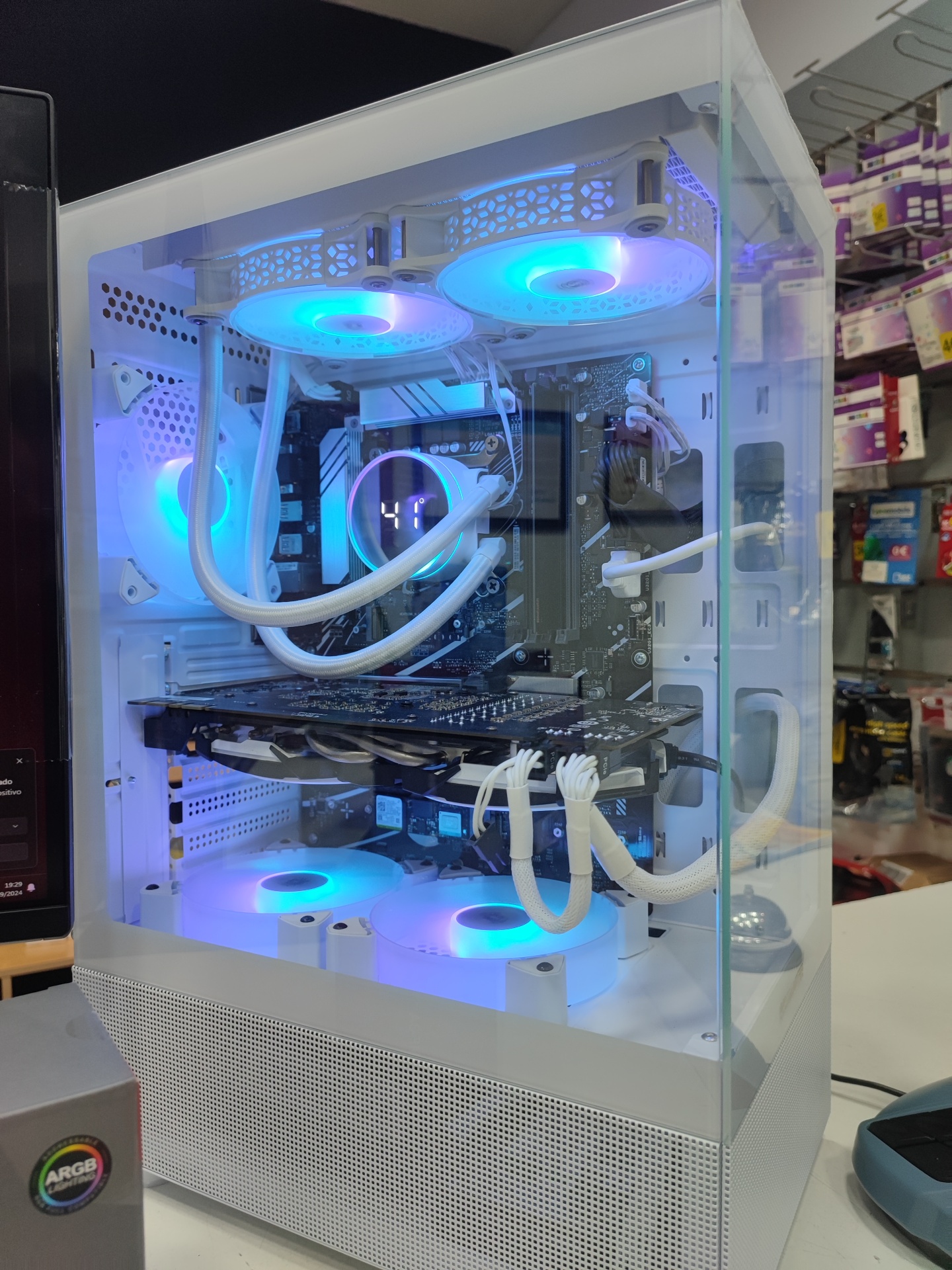 Computador de secretária branco com vidro lateral e ventoinhas LED azuis