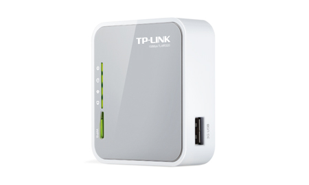 Dispositivo TP-LINK branco e cinza com indicadores LED e porta USB