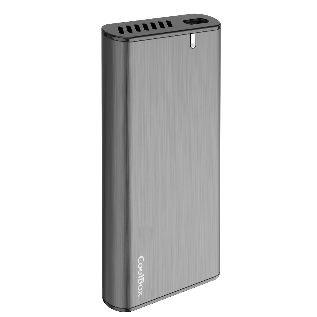 Power bank cinza metálico com texto CoolBox e múltiplas portas.