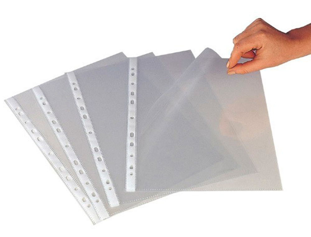Folhas plásticas transparentes perfuradas para arquivamento com mão a segurar uma folha