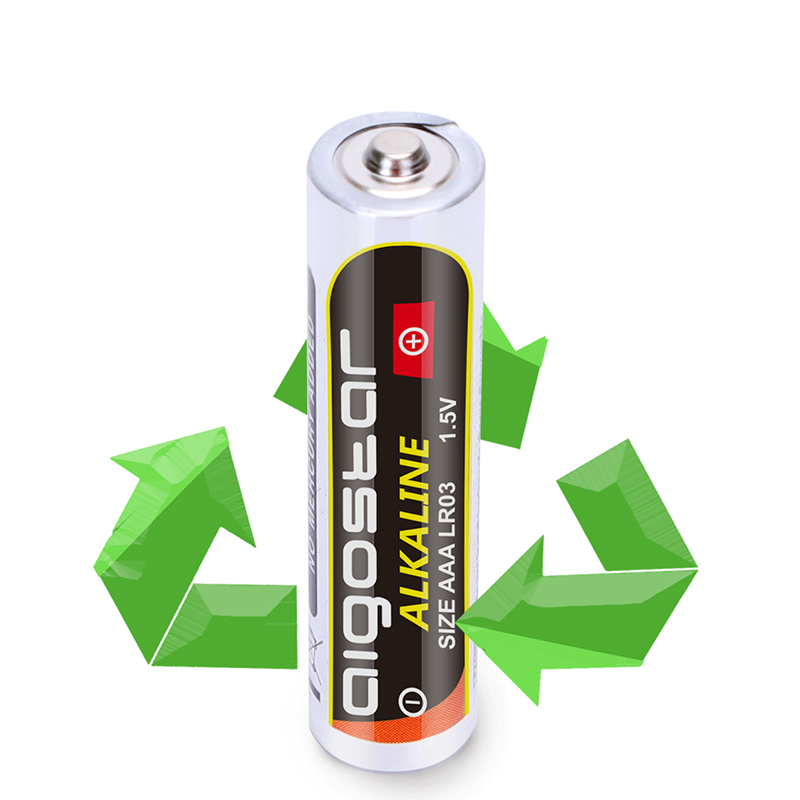 Pilha alcalina AAA ALGOSTAR com símbolo de reciclagem verde ao fundo