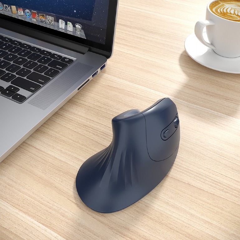 Mouse ergonómico vertical azul escuro ao lado de portátil e chávena de café com leite