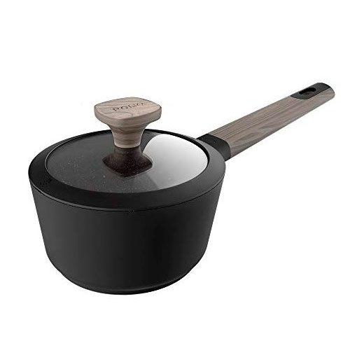 Caçarola preta com pega de madeira clara e tampa de vidro