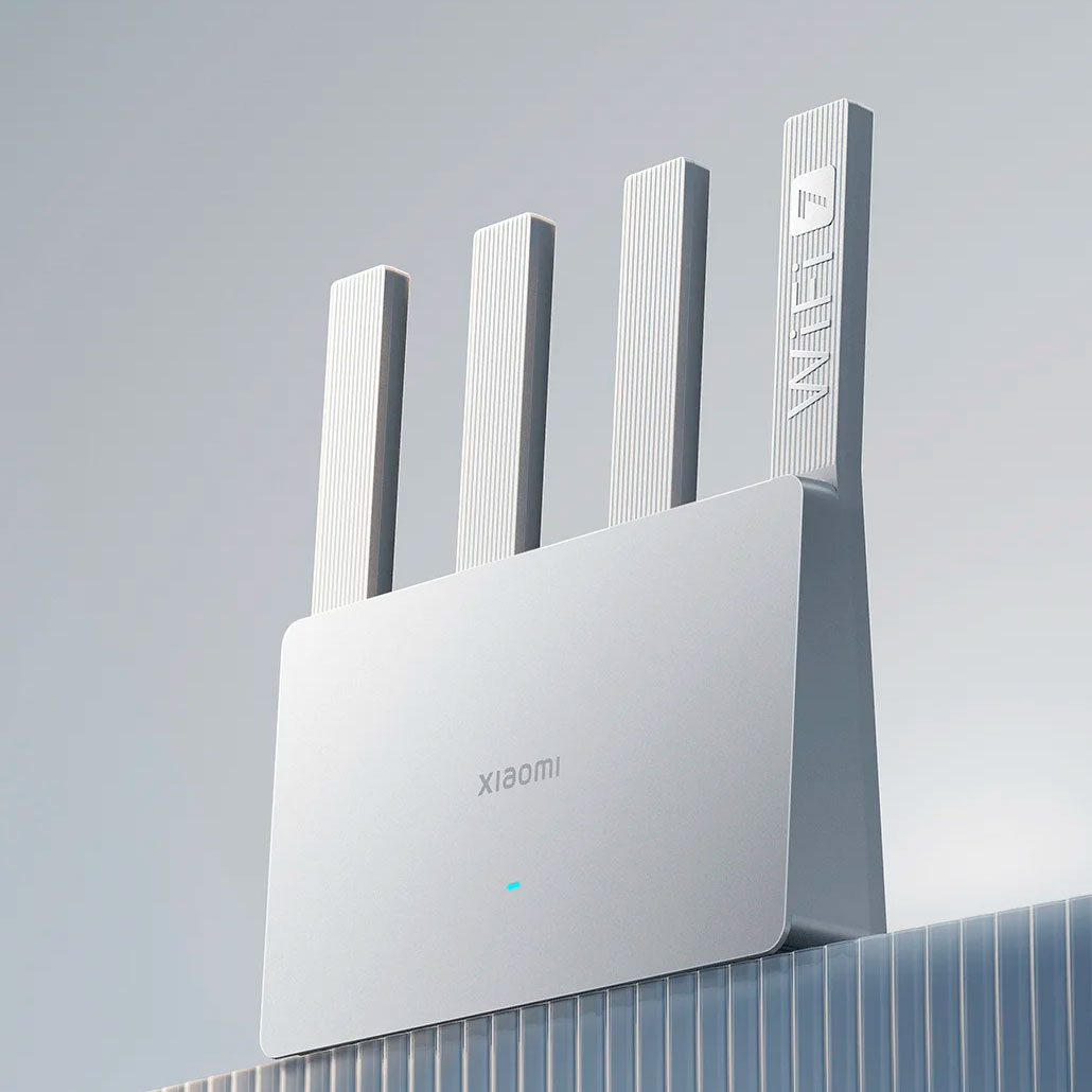 Roteador Wi-Fi branco da Xiaomi com quatro antenas verticais sobre superfície cinza