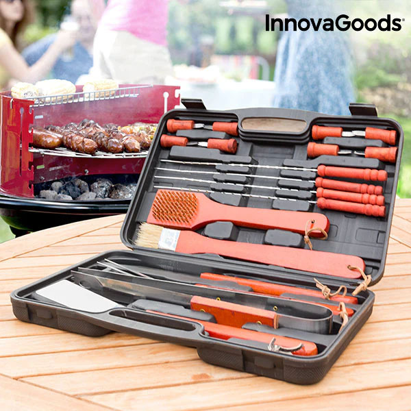 Conjunto de utensílios de churrasco InnovaGoods em estojo preto aberto numa mesa de madeira