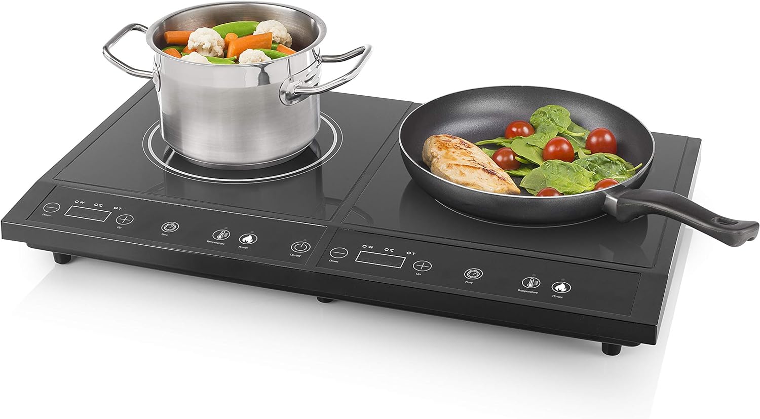 Fogão elétrico duplo com panela e frigideira com comida