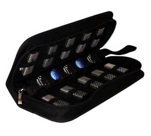 Estojo preto aberto com isqueiros metálicos organizados