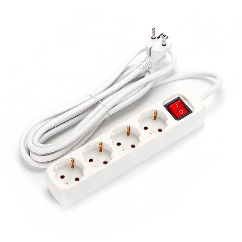Extensão elétrica branca com quatro tomadas e interruptor vermelho