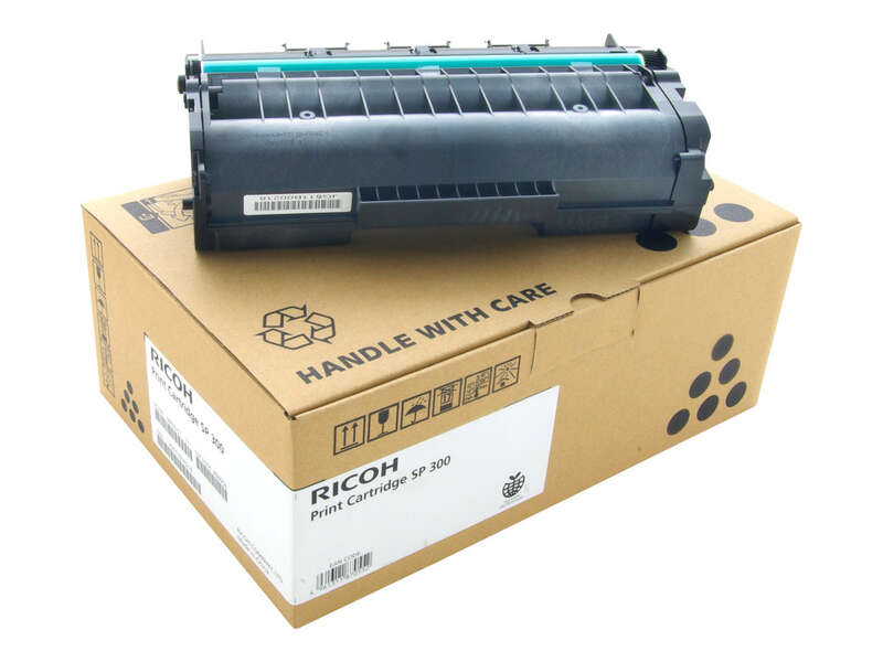 Cartucho de impressão Ricoh SP 300 preto sobre caixa de cartão castanha.