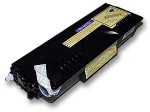 Toner preto em embalagem preta retangular com etiquetas amarelas