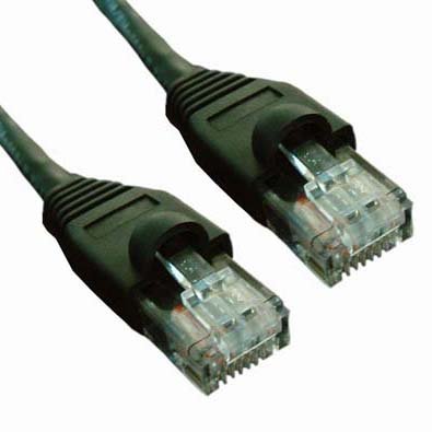 Cabo Ethernet com ligações RJ45 em preto e transparente