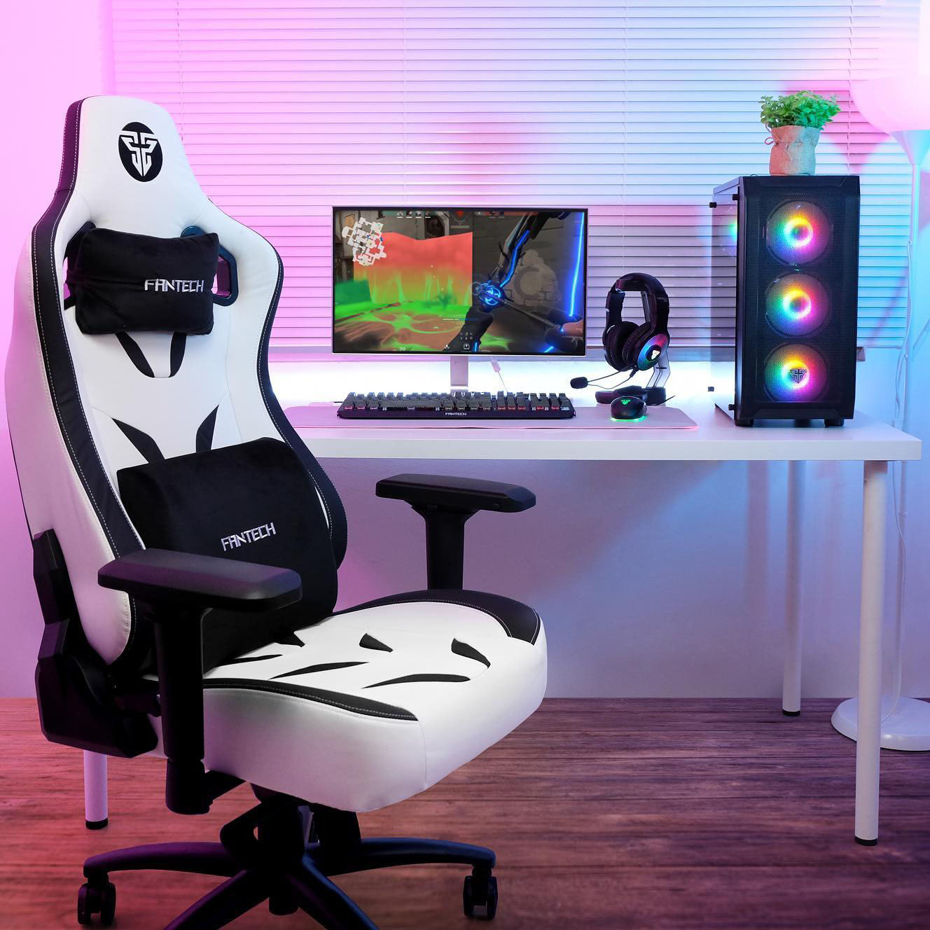 Cadeira de gaming branca e preta com almofadas FANTECH junto a setup de computador com RGB