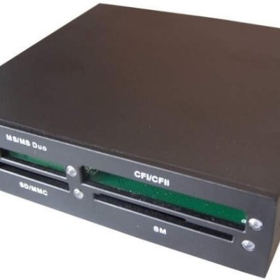 Leitor de cartões interno preto com várias entradas para cartões e USB 2.0