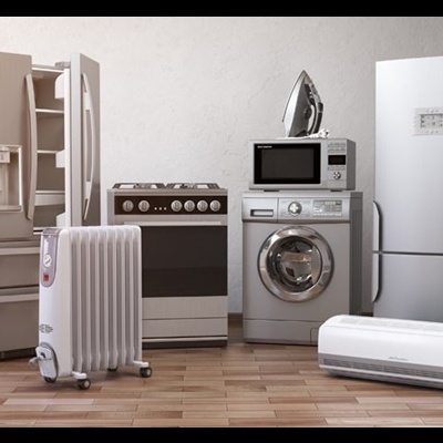 Vários eletrodomésticos em chão de madeira com vários tipos de aparelhos brancos.