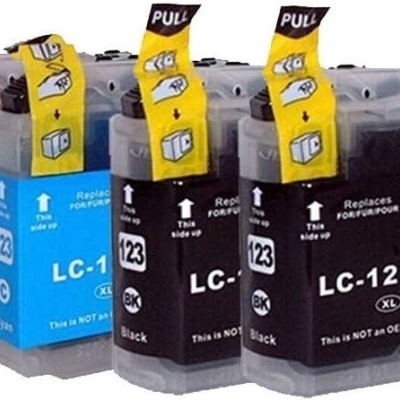 Cinco tinteiros de impressora em plástico transparente com etiquetas coloridas e instruções amarelas PULL.