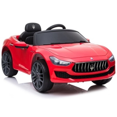Carro elétrico infantil vermelho tipo descapotável com logótipo Maserati e volante preto