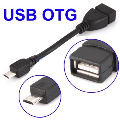 Cabo adaptador USB OTG preto com conectores micro USB e USB fêmea em fundo branco