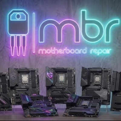 Motherboards dispostas numa mesa com cadeiras e letreiro luminoso neon mbr motherboard repair