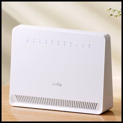 Roteador Wi-Fi branco da marca cudy com luzes indicadoras azuis em superfície de madeira