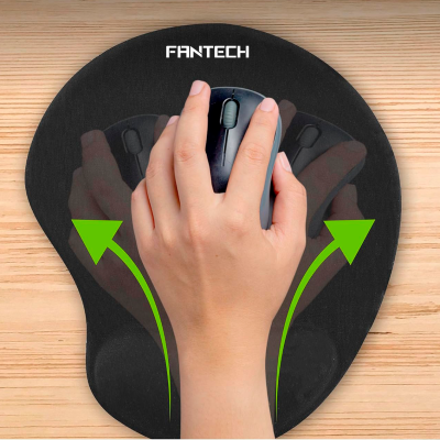 Tapete de rato preto com texto FANTECH e mão a usar rato