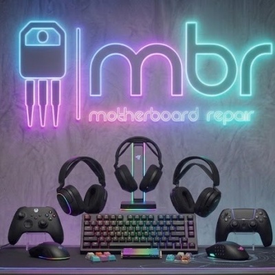 Mesa com acessórios de gaming e iluminação néon mbr motherboard repair