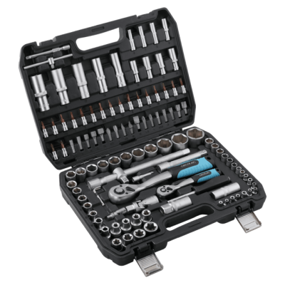 Conjunto de ferramentas em estojo preto com várias chaves de fendas e soquetes metálicos