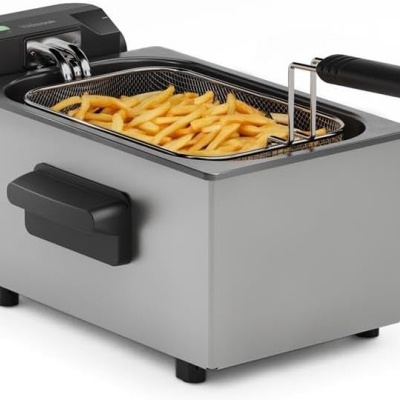 Fritadeira elétrica de aço inoxidável com batatas fritas e alças pretas.