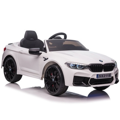 Carro elétrico infantil branco BMW com volante preto e detalhes pretos.