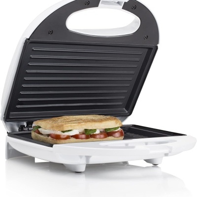Sanduicheira elétrica branca com sanduíche dentro