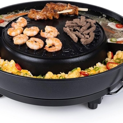 Chapa elétrica preta para grelhar e cozinhar com camarões, carne e legumes