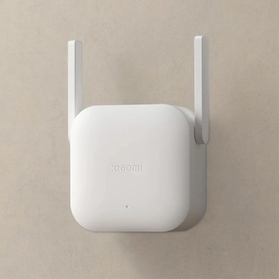 Repetidor Wi-Fi branco com duas antenas na parede
