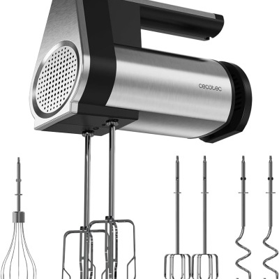 Batedeira elétrica metálica prata e preta com acessórios para bater