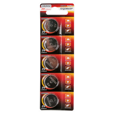 Pack de cinco pilhas botão CR2032 3V Lithium em embalagem cartão preto e vermelho com texto e ícones brancos