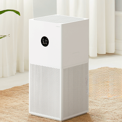 Purificador de ar branco retangular com visor digital numa sala