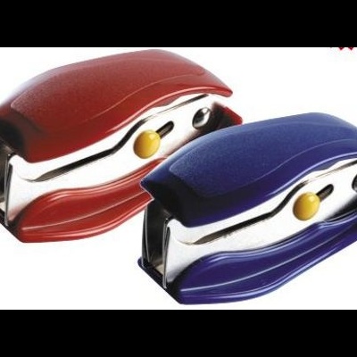 Dois cortadores de papel vermelho e azul com estrutura metálica