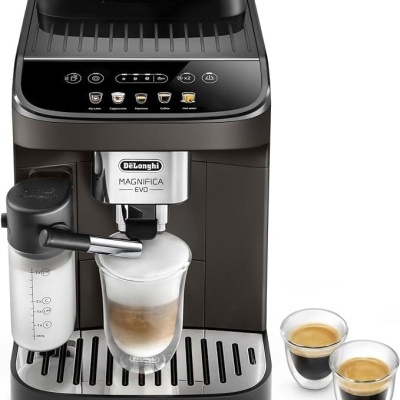 Máquina de café DeLonghi Magnifica Evo com copos e jarro de leite
