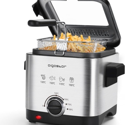 Fritadeira elétrica Aigostar em inox com cesto metálico e batatas fritas visíveis