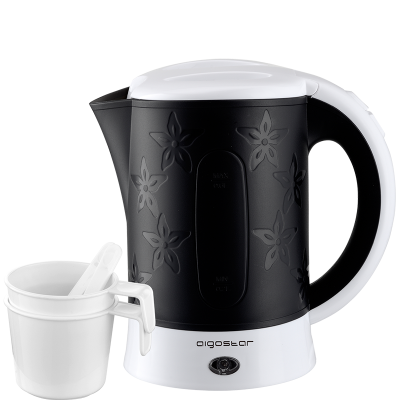 Chaleira eléctrica preta e branca com padrão floral, copo e colher brancos, marca Aigostar