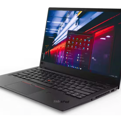 Portátil preto Lenovo ThinkPad com teclado e ecrã ligado