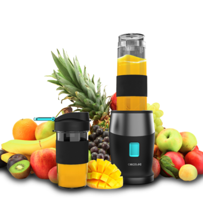 Liquidificador portátil preto com sumo amarelo e frutas variadas ao fundo