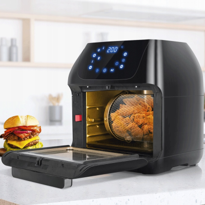 Fritadeira de ar preta com frango frito dentro e hambúrguer ao lado