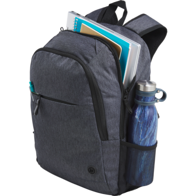 Mochila cinzenta com compartimentos e garrafa azul